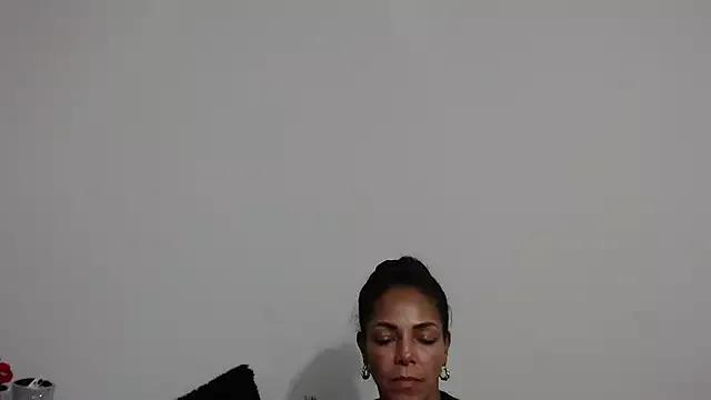 Lunasquirt1985 on StripChat