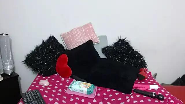 Lunasquirt1985 on StripChat