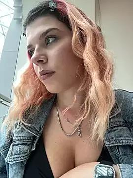 RiriRoseey on StripChat 