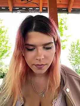 RiriRoseey on StripChat 