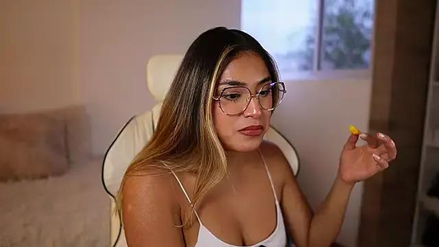 SaraParisi on StripChat 