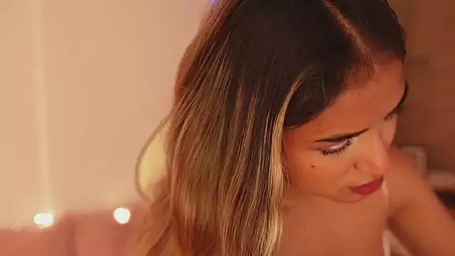 SaraParisi on StripChat 