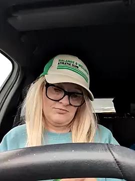 SuzieSub on StripChat